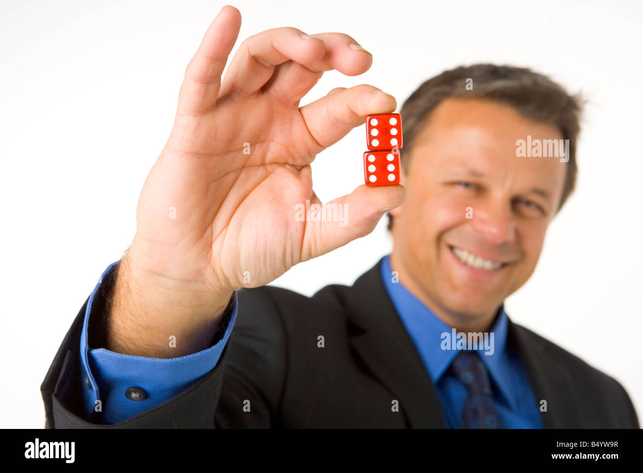 Geschäftsmann Holding zwei rote Würfel Stockfoto
