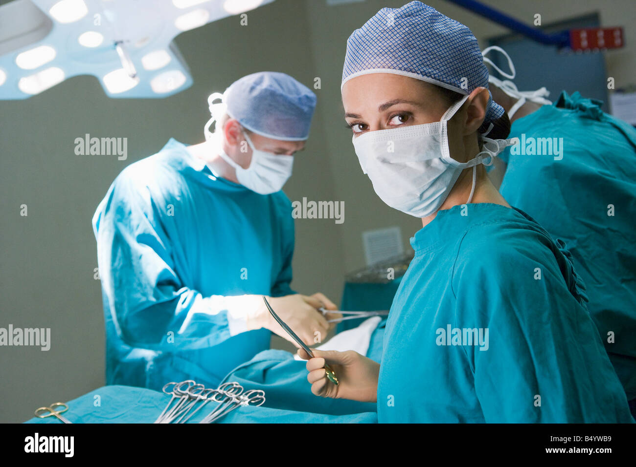 Chirurg, immer bereit, auf einen Patienten Stockfoto