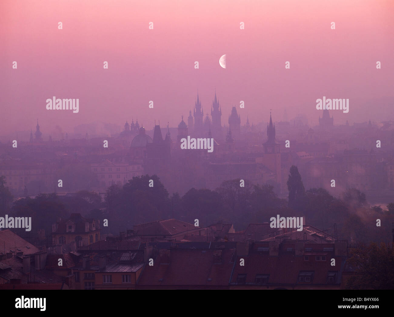 Mond über "Stadt der 100 Türme" mit St Vitus Cathedral und Hradschin Burg in der Abenddämmerung in Prag Stockfoto
