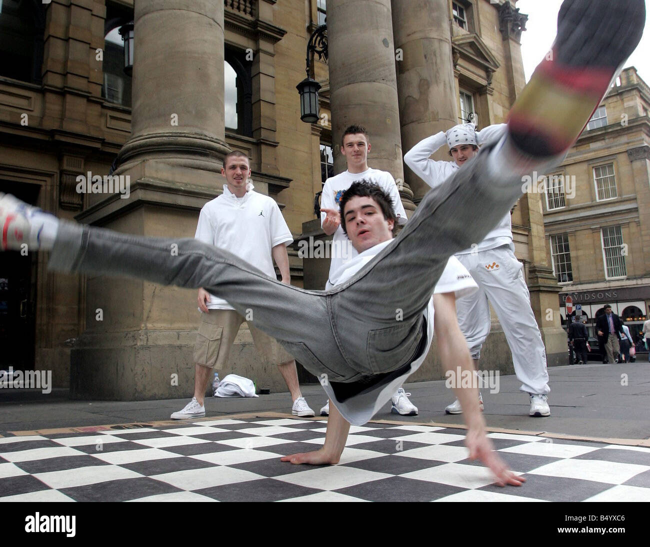 Newcastle basierte hip Hop Tanzkünstler müssen als Teil der Breakin Konventionen Hip Hop Tanz Theater Festival im Bild L R Robert Graham Connor O Kane Wachposten Wallace Darren O Kane und Connor O Kane schlechten Geschmack Cru auf der Bühne im Theatre Royal Stockfoto