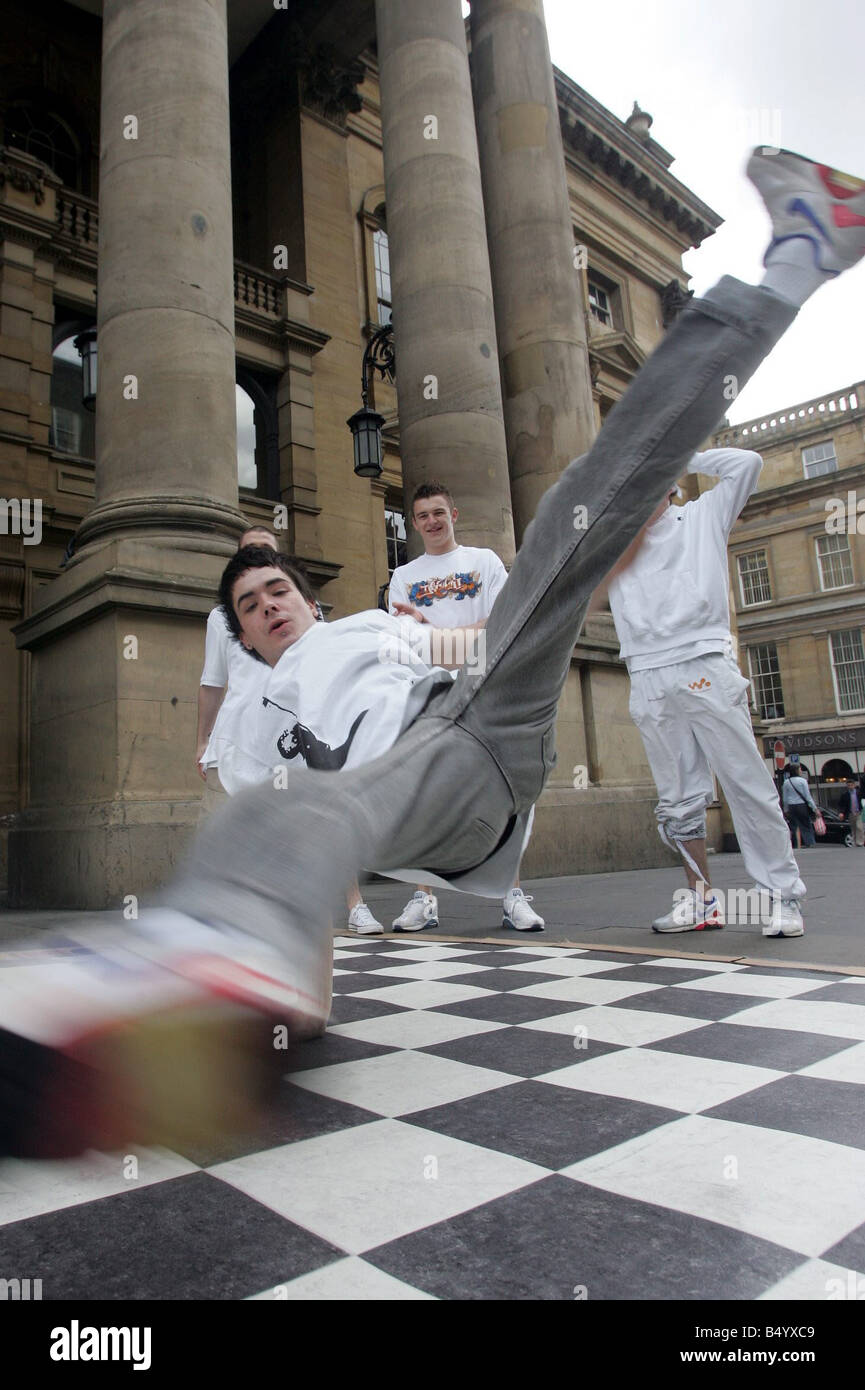 Newcastle basierte hip Hop Tanzkünstler müssen als Teil der Breakin Konventionen Hip Hop Tanz Theater Festival im Bild L R Robert Graham Connor O Kane Wachposten Wallace Darren O Kane und Connor O Kane schlechten Geschmack Cru auf der Bühne im Theatre Royal Stockfoto