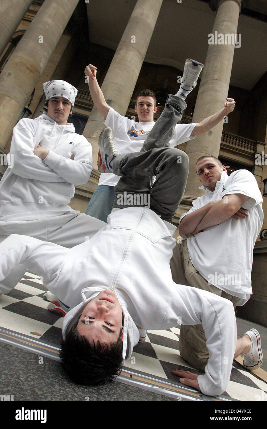 Newcastle basierte hip Hop Tanzkünstler müssen als Teil der Breakin Konventionen Hip Hop Tanz Theater Festival im Bild L R Connor O Kane Wachposten Wallace Darren O Kane und Robert Graham schlechten Geschmack Cru auf der Bühne im Theatre Royal Stockfoto