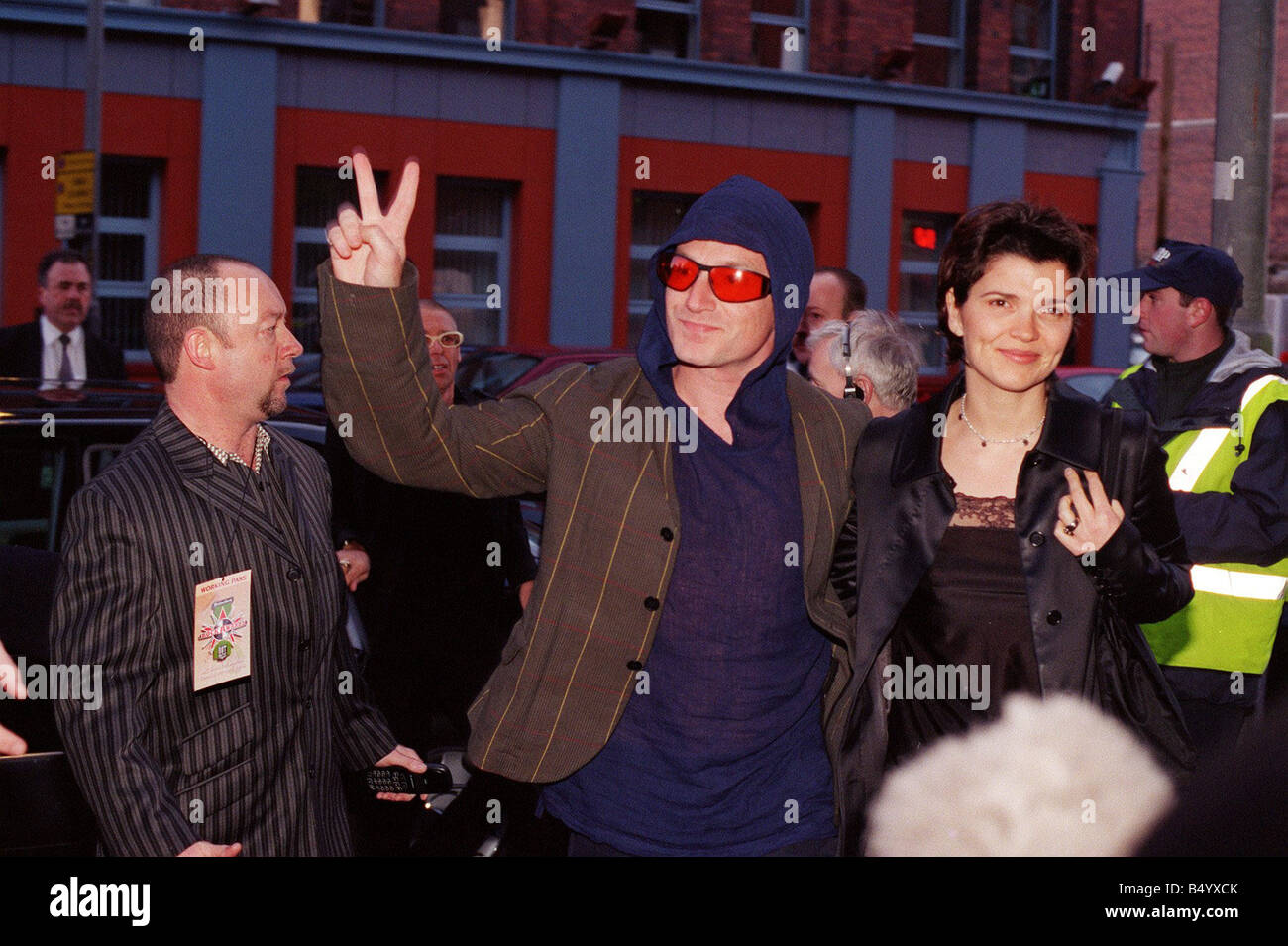 Irish Rock und Pop Awards In Belfast April 1998 Superstar Bono von U2-Rock-Band kommt bei der Zeremonie Stockfoto