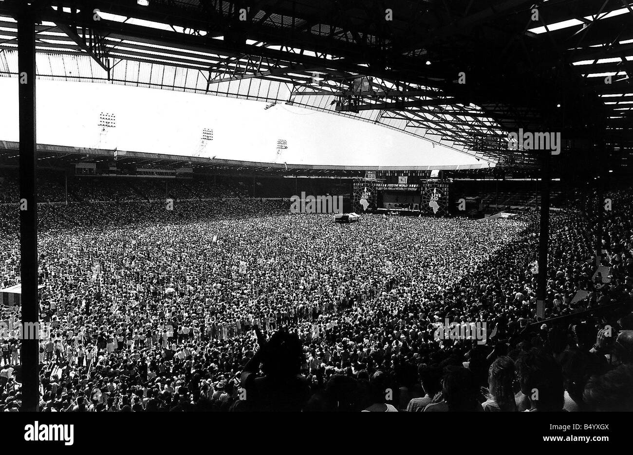 Live Aid Konzert zugunsten der Feed die Welt-Kampagne für die Hungernden Millionen in Afrika wo Musikstars viele Lieder für wohltätige Zwecke Uncluding Status Quo Königin Phil Collins U2 und George Michael plus Bob Geldof und Midge Ure Song sie es wissen s Weihnachten das Konzert im Wembley-Stadion stattfand Stockfoto