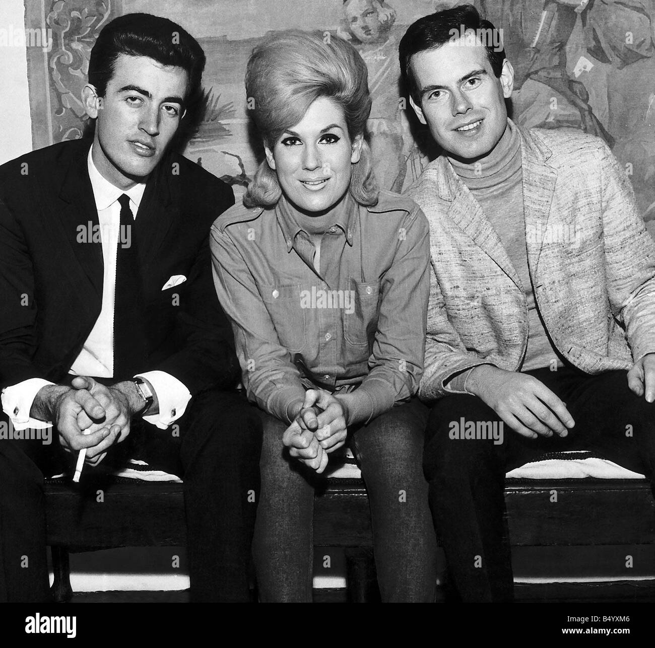 Dusty Springfield mit Tom Springfield Recht September 1963 mit Unamed Mitglied der The Springfield Gruppe Stockfoto