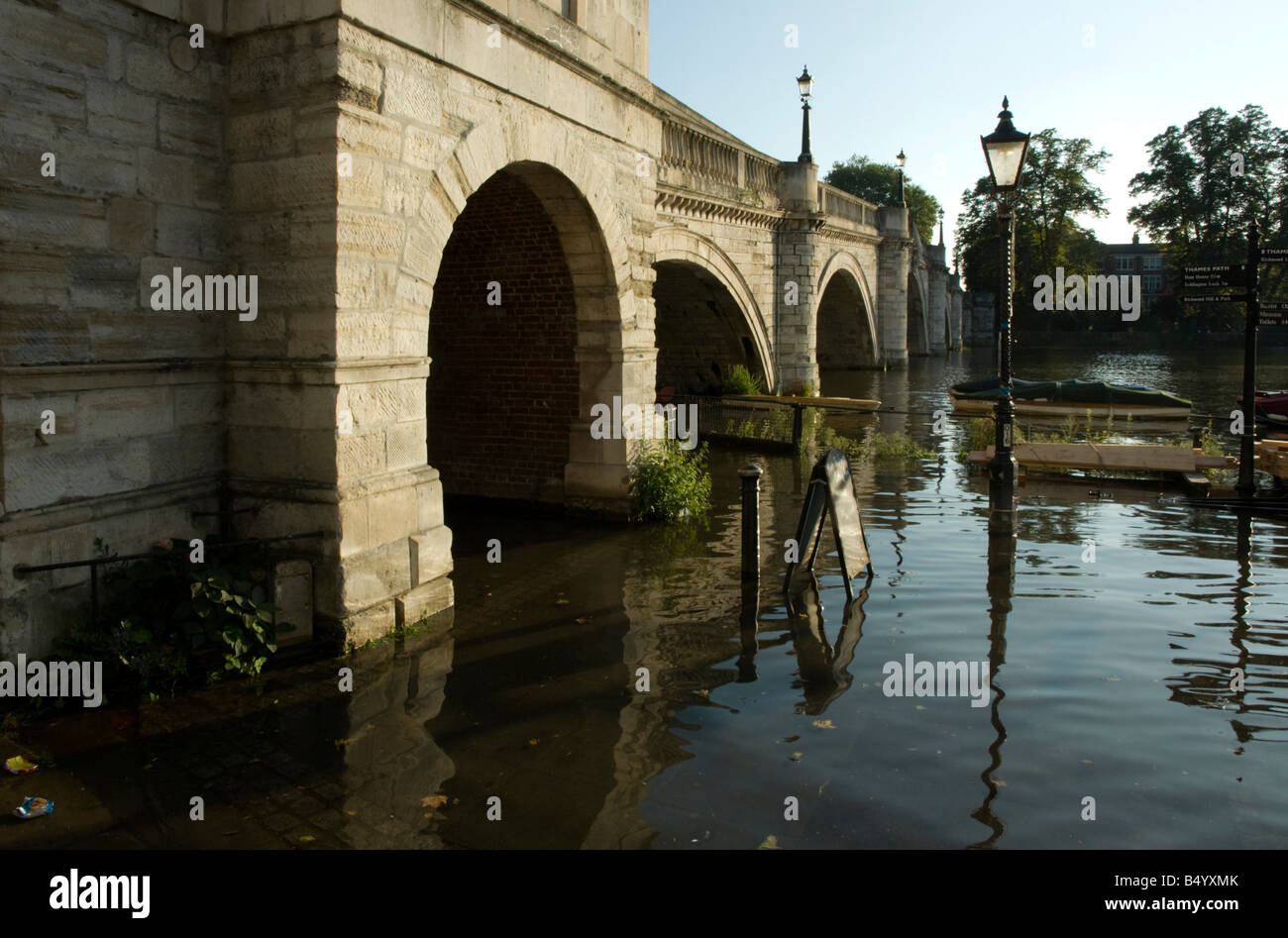 Richmond-Brücke bei Flut Stockfoto