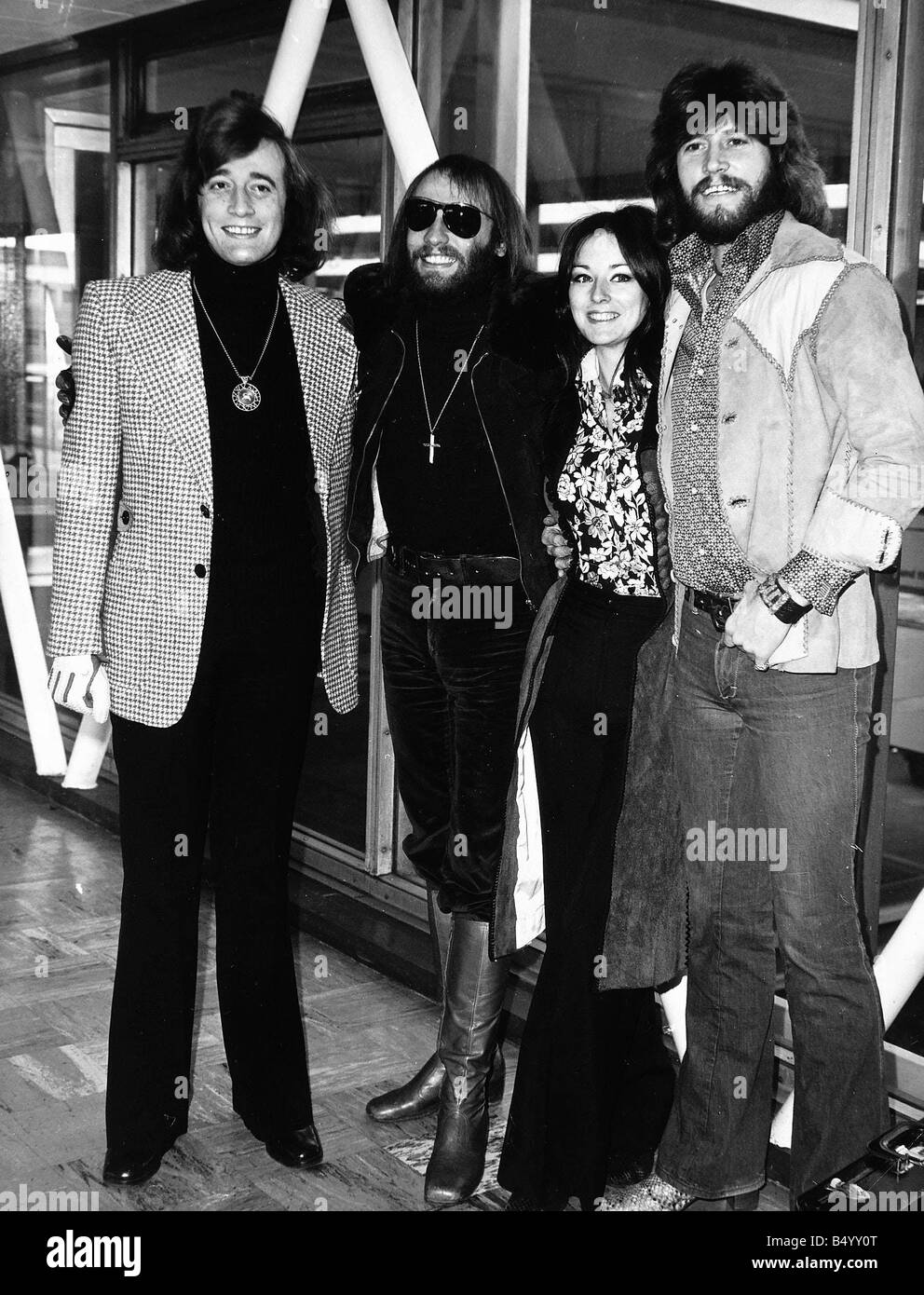 Die Bee Gees-Pop Gruppe 1974 Linda und Barry Gibb Maurice Gibb Robin Gibb Stockfoto