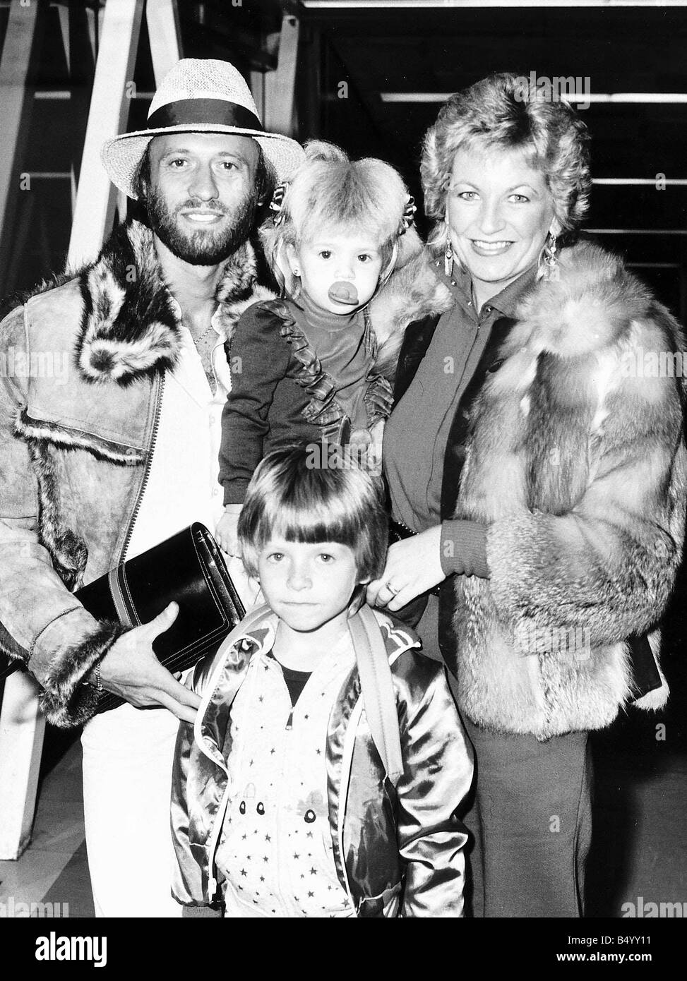 Die Bee Gees-Pop Gruppe 1982 Maurice Gibb und Frau Yvonne und Kinder Samantha und Adam Stockfoto