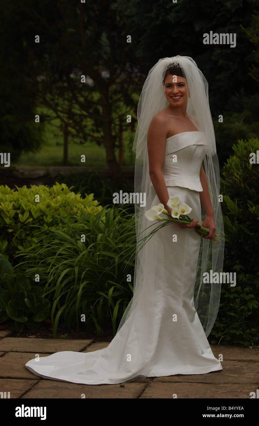 Brautmode verfügen über Juni 2004 Brautkleid Mode MODEL GEMMA FORBES  MODELLING Hochzeitskleid von LUCY LIN Stockfotografie - Alamy