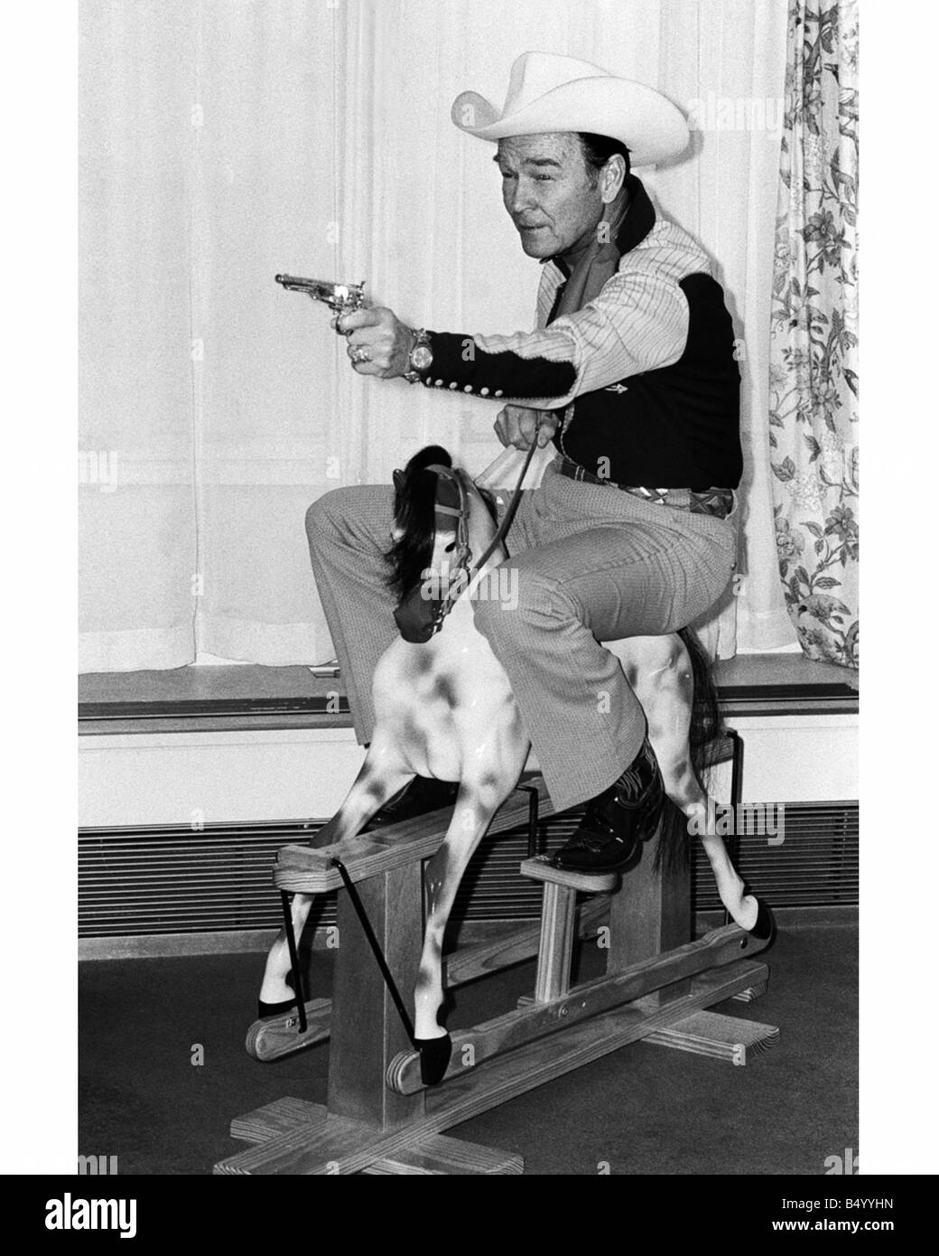 Roy Rogers The Singing Cowboy eine Hälfte des berühmten Duos, die Kinogänger in den frühen fünfziger Jahren begeistert Roy Rogers abzüglich seiner berühmten Sidekick Trigger die intelligenteste Pferd in den Filmen Rogers und Trigger reiste im wilden Westen, der Kampf gegen die bösen Jungs und immer mit ein oder zwei Lieder zur hand zu erhellen die langweiligen Momente Roy Rogers seinen Titel von dem ursprünglichen singende Cowboy Gene Autry There wurde viel geerbt zu sprechen, einer Fehde zwischen den beiden vor allem wenn Autry angemeldet, um in den 2. Weltkrieg kämpfen und Rogers entschieden zu Hause zu bleiben, Autry s fehlen gab Rogers die Chance, die er brauchte und er nahm es mit Spannung von Stockfoto