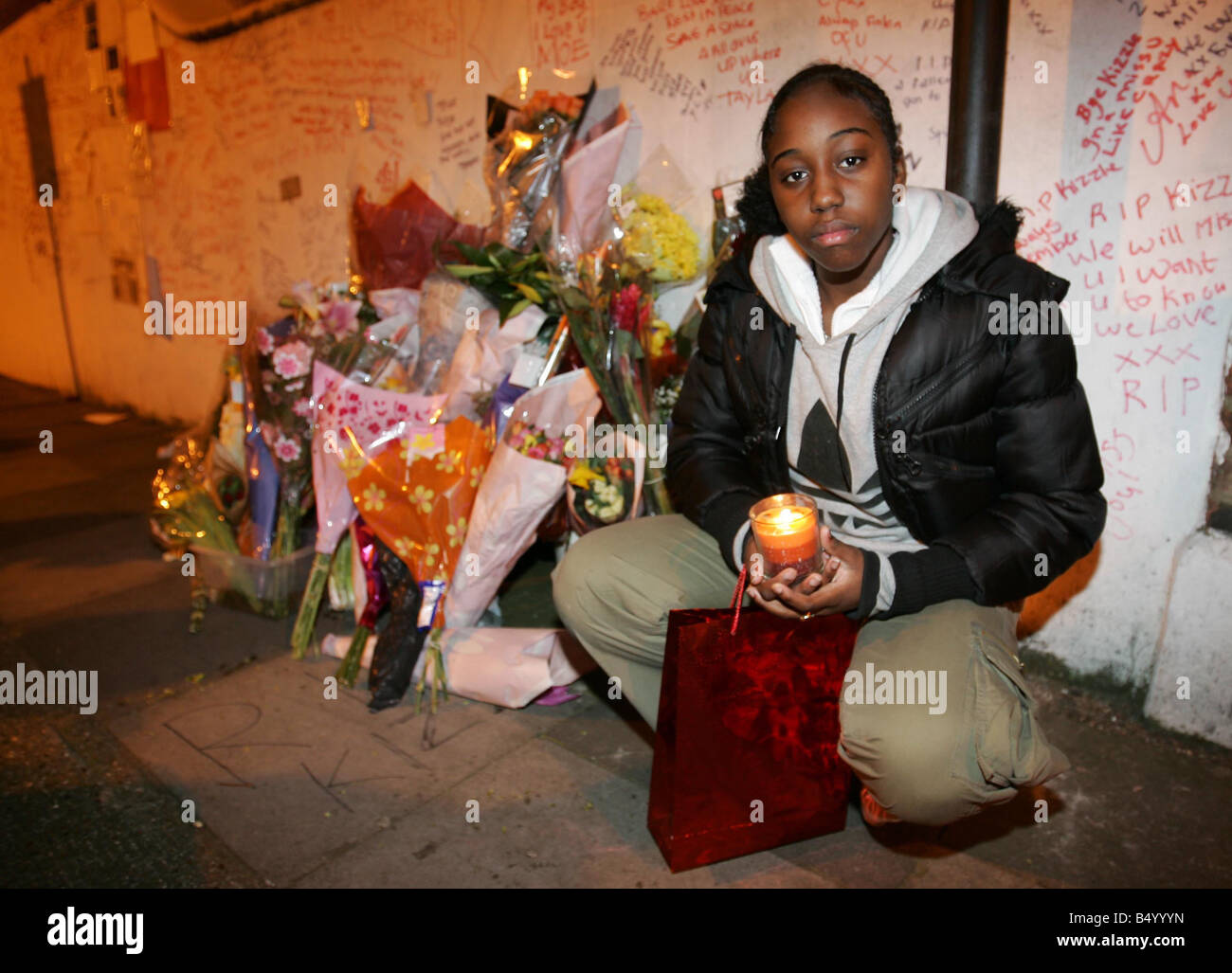 15 Jahre alte Cookie, der ermordeten jungen Freundin am Tatort Hommagen an Kodjo Yenga 16, 15. März 2007 tödlich durch das Herz erstochen wurde Stockfoto