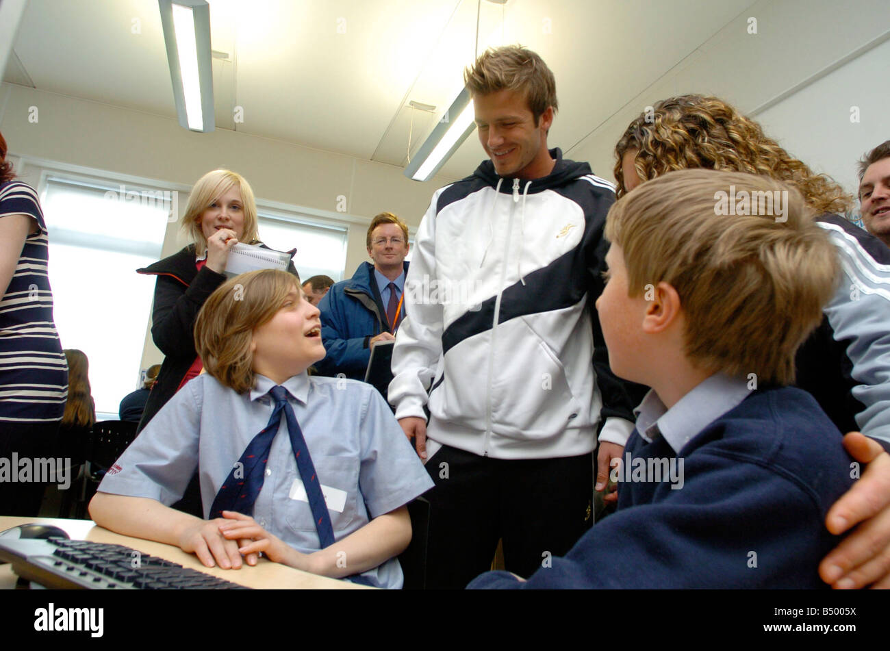David Beckham im Bristol Sport Akademie. Casper Sewell bekommt einen