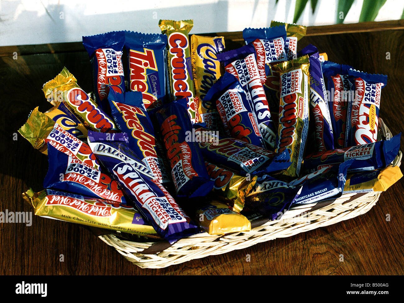 Cadbury Schokolade auf Tisch im Weidenkorb Stockfoto