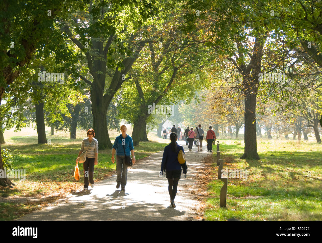 Menschen zu Fuß durch Regent s Park in London Stockfoto