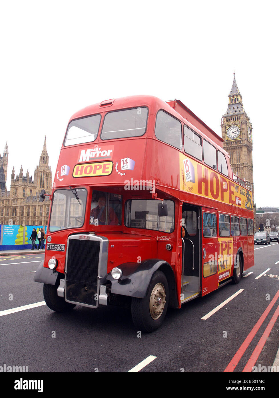 Die Daily Mirror s Hope nicht hassen Bustour begann in London heute unser Bus besucht die Besetzung von The Bill am Set und die Besetzung von Rafta Rafta am National Theatre an der South Bank 23. März 2007 Stockfoto