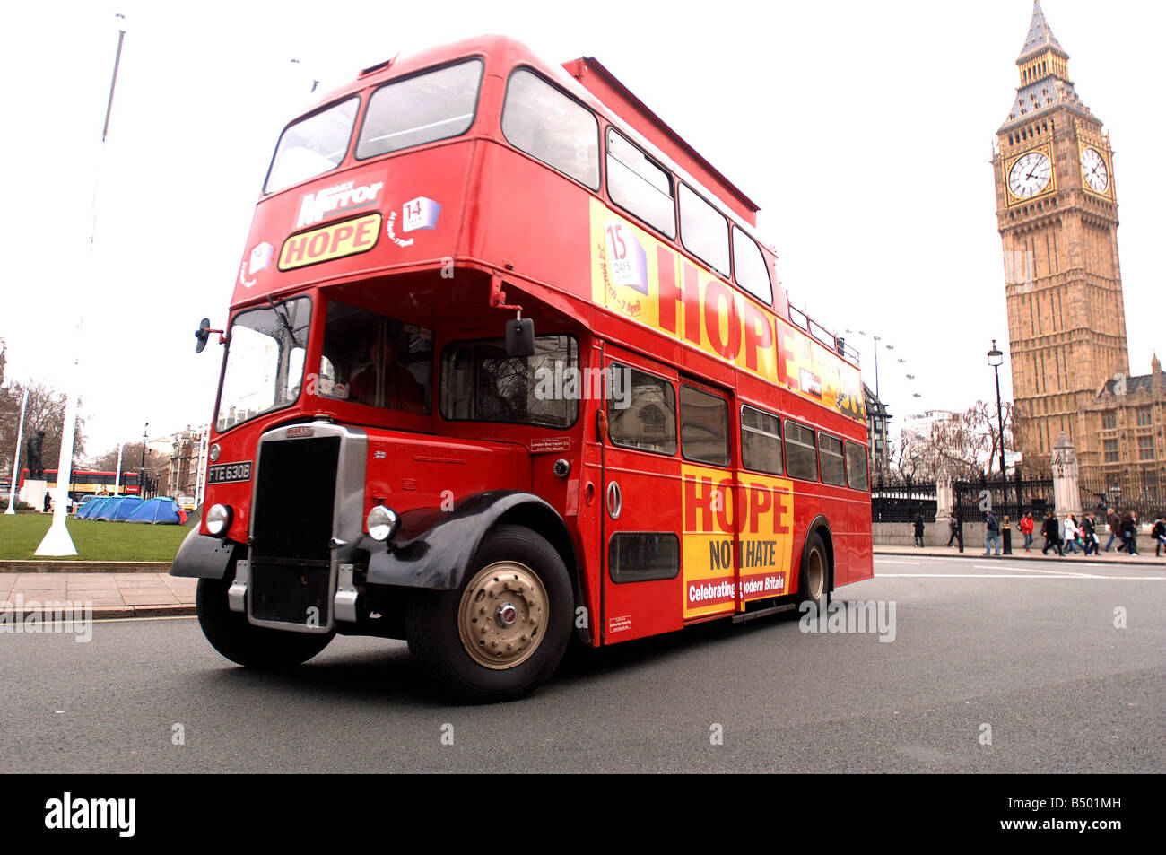 Die Daily Mirror s Hope nicht hassen Bustour begann in London heute unser Bus besucht die Besetzung von The Bill am Set und die Besetzung von Rafta Rafta am National Theatre an der South Bank 23. März 2007 Stockfoto