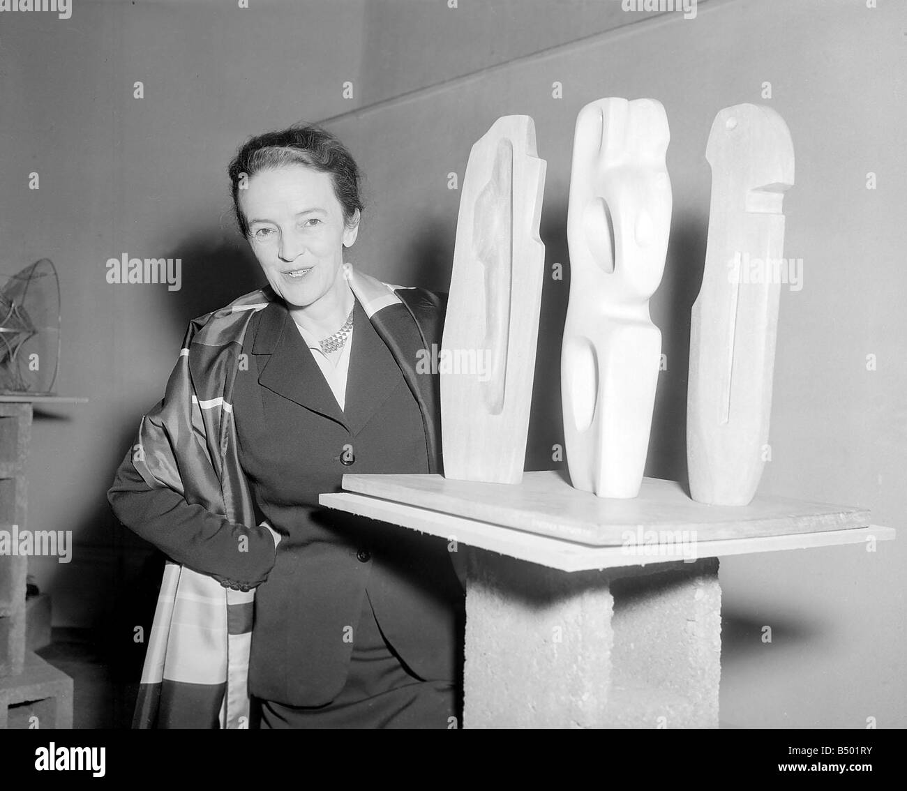 Barbara Hepworth Künstler und Bildhauer März 1953 gewinnt Preis für ihr Holz-Schnitzerei mit dem Titel unbekannte politische Gefangene Mirrorpix Stockfoto