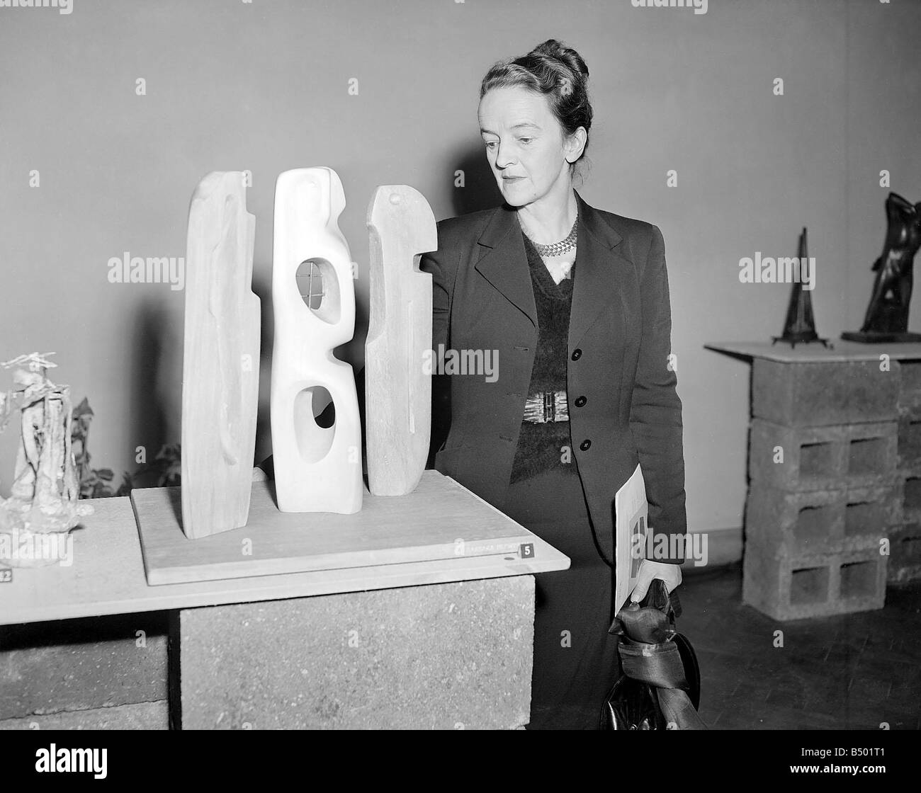 Barbara Hepworth Künstler und Skulptur März 1953 gewinnt den Preis für ihr Holz-Schnitzerei mit dem Titel unbekannte politische Gefangene Mirrorpix Stockfoto