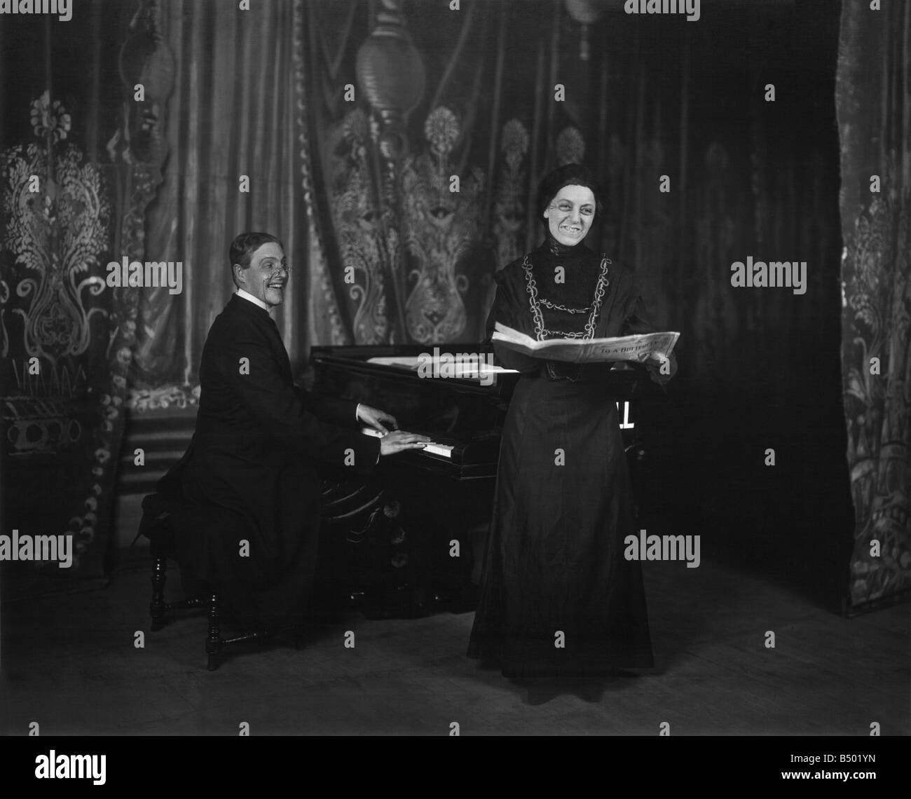 UN-named Schauspieler und Schauspielerin gesehen hier in The Village-Konzert von den grotesken durchführen. September 1910 P000299 Stockfoto