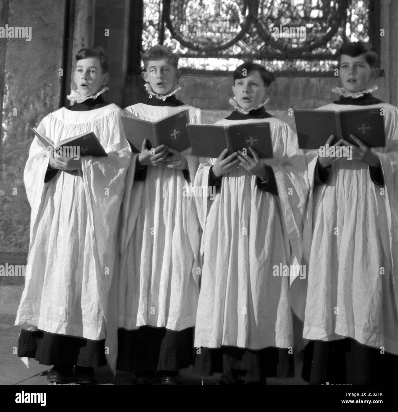 &#13; &#10; Chorknaben der Kathedrale von Canterbury singen Weihnachtslieder &#13; &#10; 18.12.49 Stockfoto