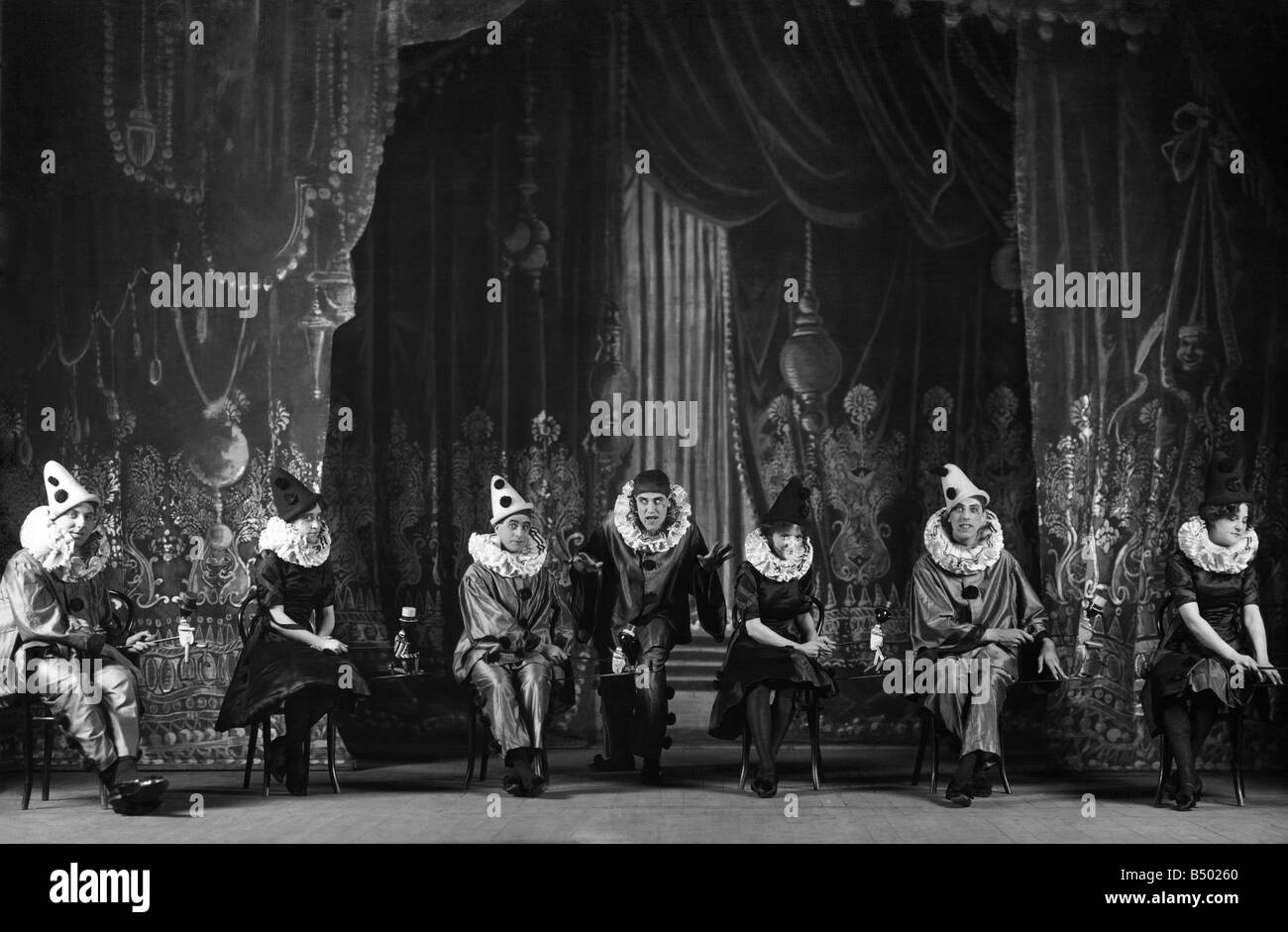 Clowns auf der Bühne im Stück "The Village-Konzert" von der grotesken. September 1910 P000297 Stockfoto