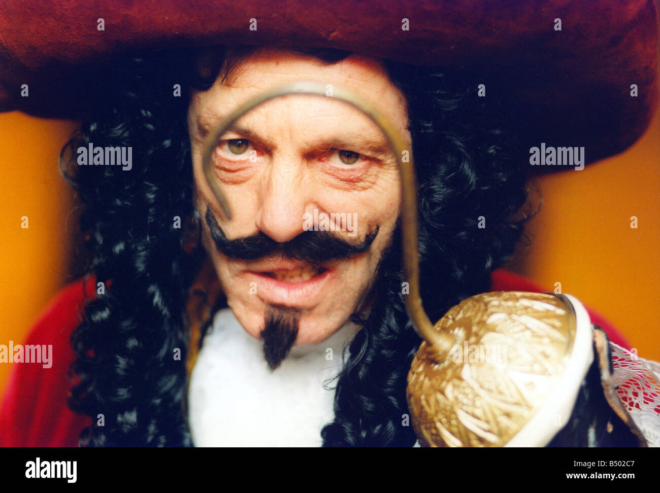 Lesley Grantham als Captain Hook in der Pantomime Peter Pan im Theatre Royal Newcastle Stockfoto