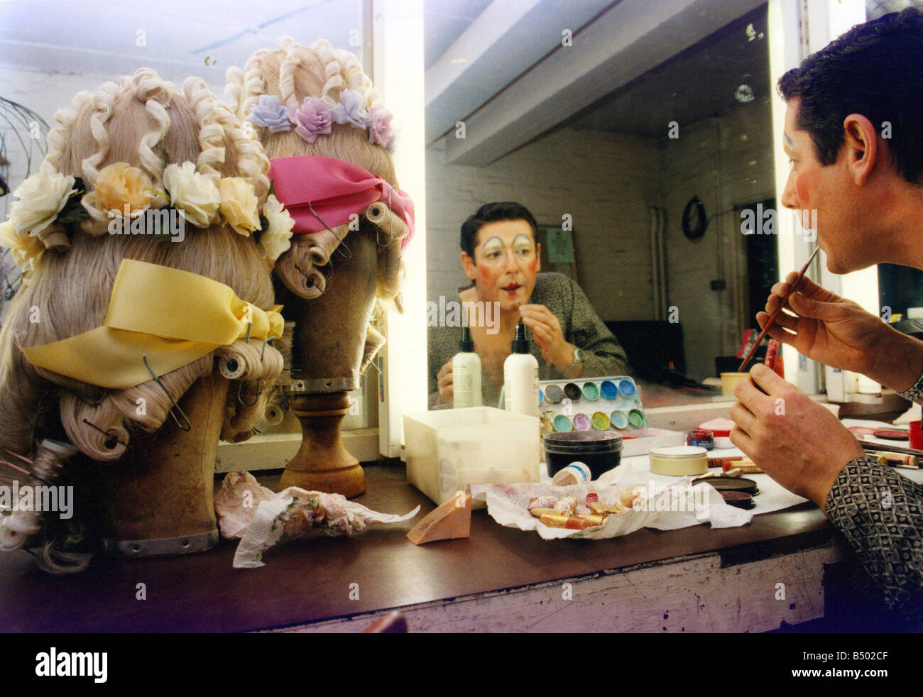 Perückenmachers und Hairdersser Keith Wigham putzt sich wie eine Dame für die Menschen s Theaterproduktion von Cinderella Stockfoto