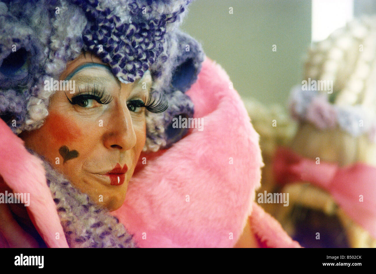 Perückenmachers und Friseur Keith Wigham putzt sich wie eine Dame für die Menschen s Theaterproduktion von Cinderella Stockfoto