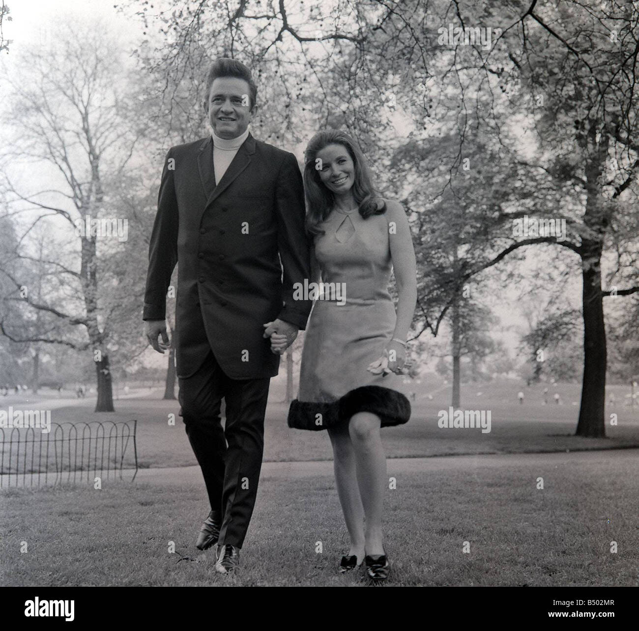 Johnny Cash Mai 1968, ist bekannt, wie die Legende der Country und Western Musik in Großbritannien mit seiner Frau June Carter kam, die sie in Amerika vor einigen Wochen verheiratet waren und sind hier durch London und den Provinzen Country-Sänger der 1960er Jahre Stockfoto
