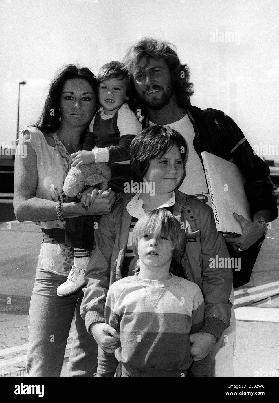 Bee Gees-Sänger Barry Gibb und Familie am Flughafen Heathrow Stockfoto