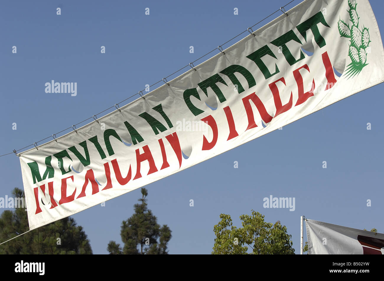 Ein Schild mit dem Titel "mexikanischen Straße" markiert einen Bereich von einem internationalen Street Fair Stockfoto