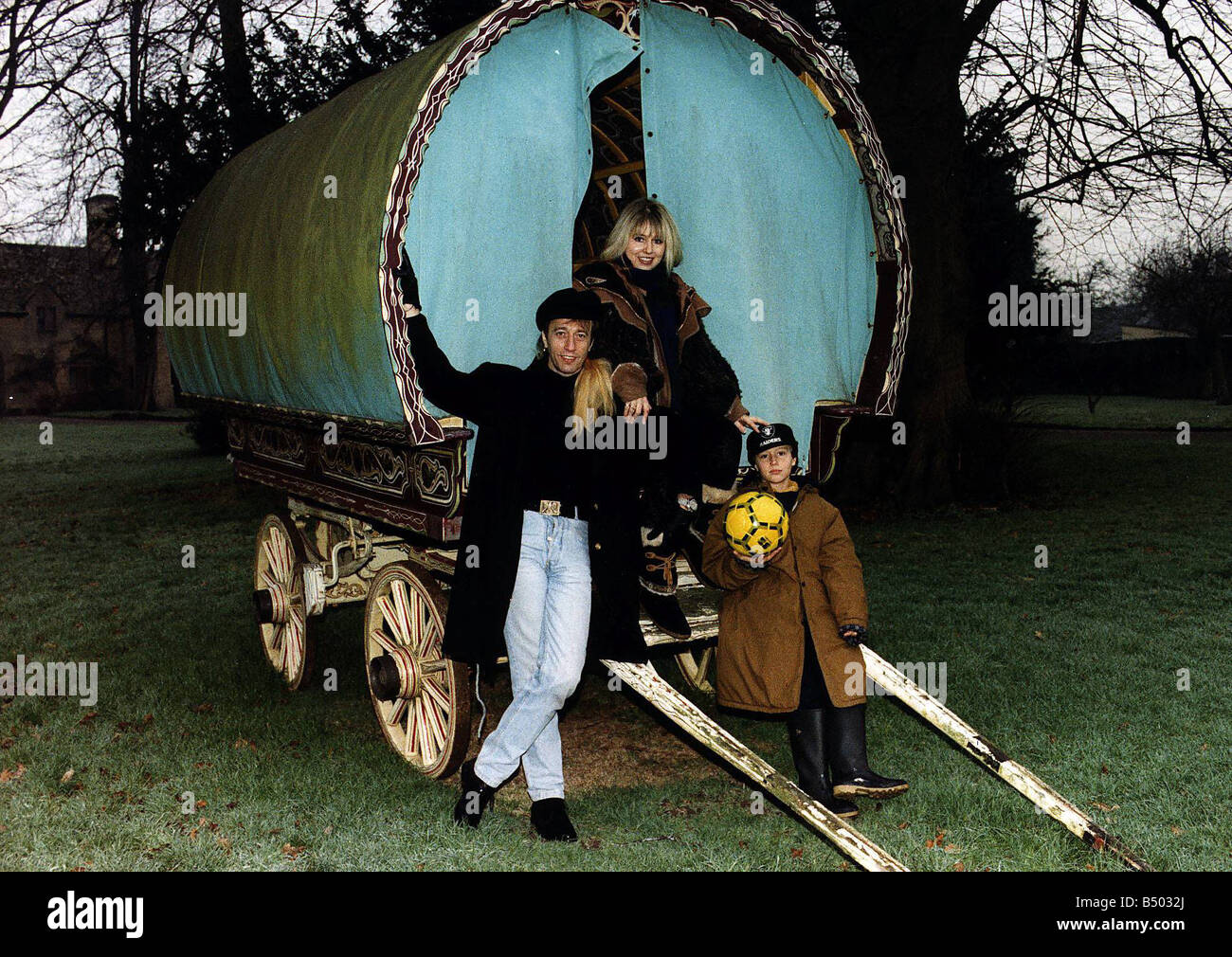 Robin Gibb von den Bee Gees neben Zigeunerwagen mit Frau Dwina und ihr Sohn Robin John Stockfoto