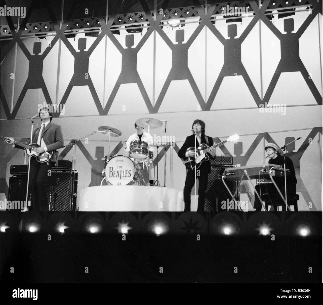 Dateien 1965 Beatles John Lennon, Paul McCartney George Harrison und Ringo Starr auf Blackpool Night Out am 1. August 1965 in der Probe John Lennon auf die Tastaturen Stockfoto