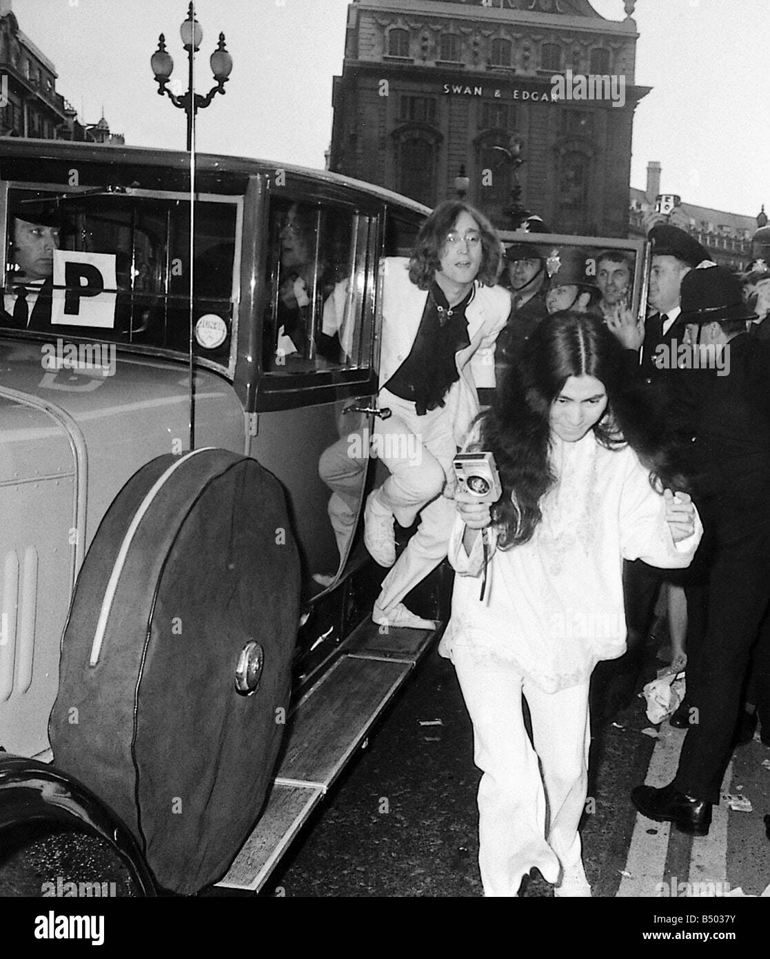 Beatles Dateien 1968 John Lennon mit Yoko Ono zu kommen zur Premiere von Yellow Submarine 17 07 68 Stockfoto