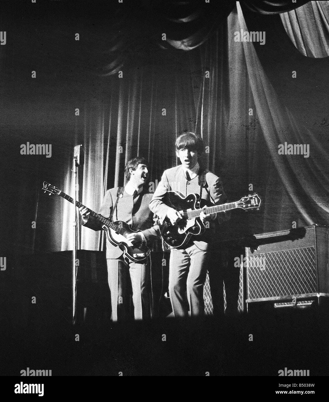 Beatles-Dateien 1963 Paul McCartney George Harrison von den Beatles Konzert im Savoy Kino in Northampton 06 11 63 Stockfoto