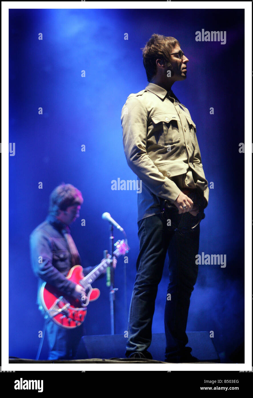 Lärm und Verwirrung Konzert Noel und Liam Gallagher Oasis durchführen wie Überschrift zu handeln in Cardiff Liam diese fliegen auf Bühne tut Stockfoto