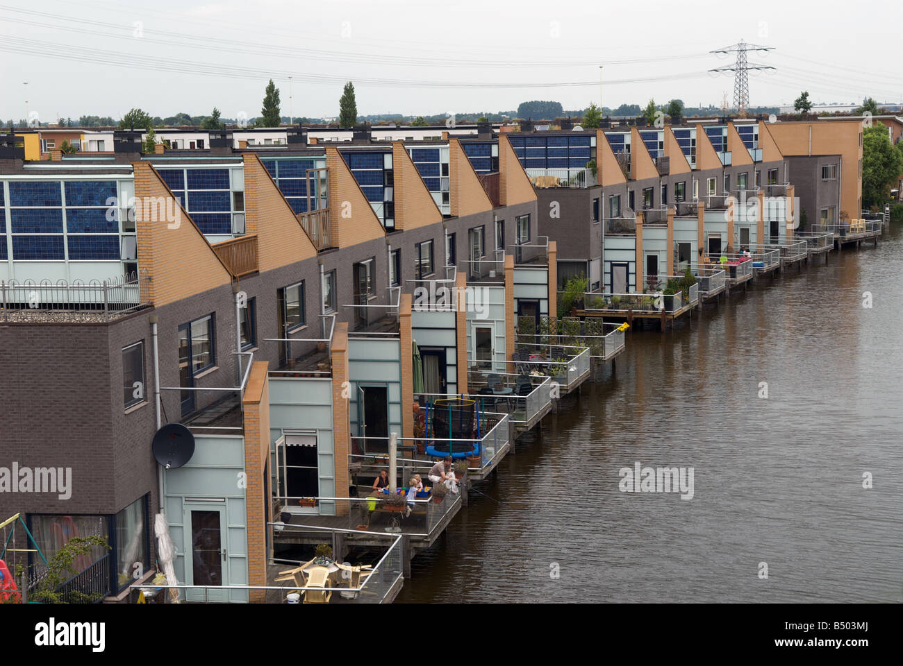 Shell Solar-Panels ausgestattet, um Häuser auf der weltweit größten solar angetriebene Wohnsiedlung, Nieuwland, Amersfoort, Niederlande. Stockfoto