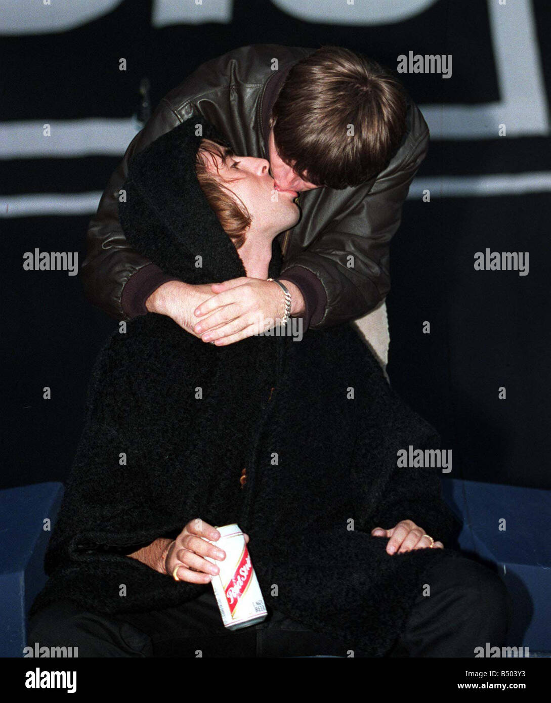 Gallagher Brüder Noel und Liam küssen während Oasis Konzert Balloch Park Loch Lomond Holding Red Stripe Bier kann Stockfoto
