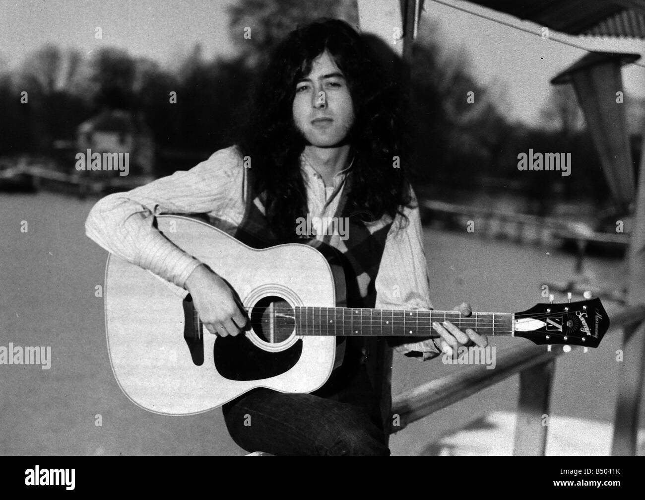 Jimmy Page Gitarrist Led Zeppelin spielt akustische Gitarre Stockfotografie  - Alamy