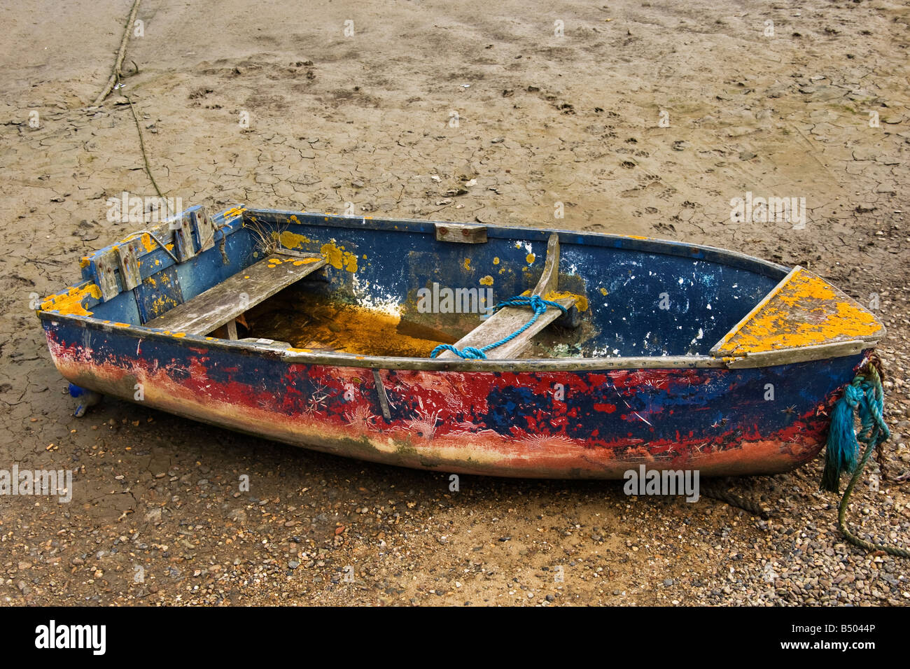 Altes zerstörten Boot vertäut am Strand in Maldon, England. Stockfoto