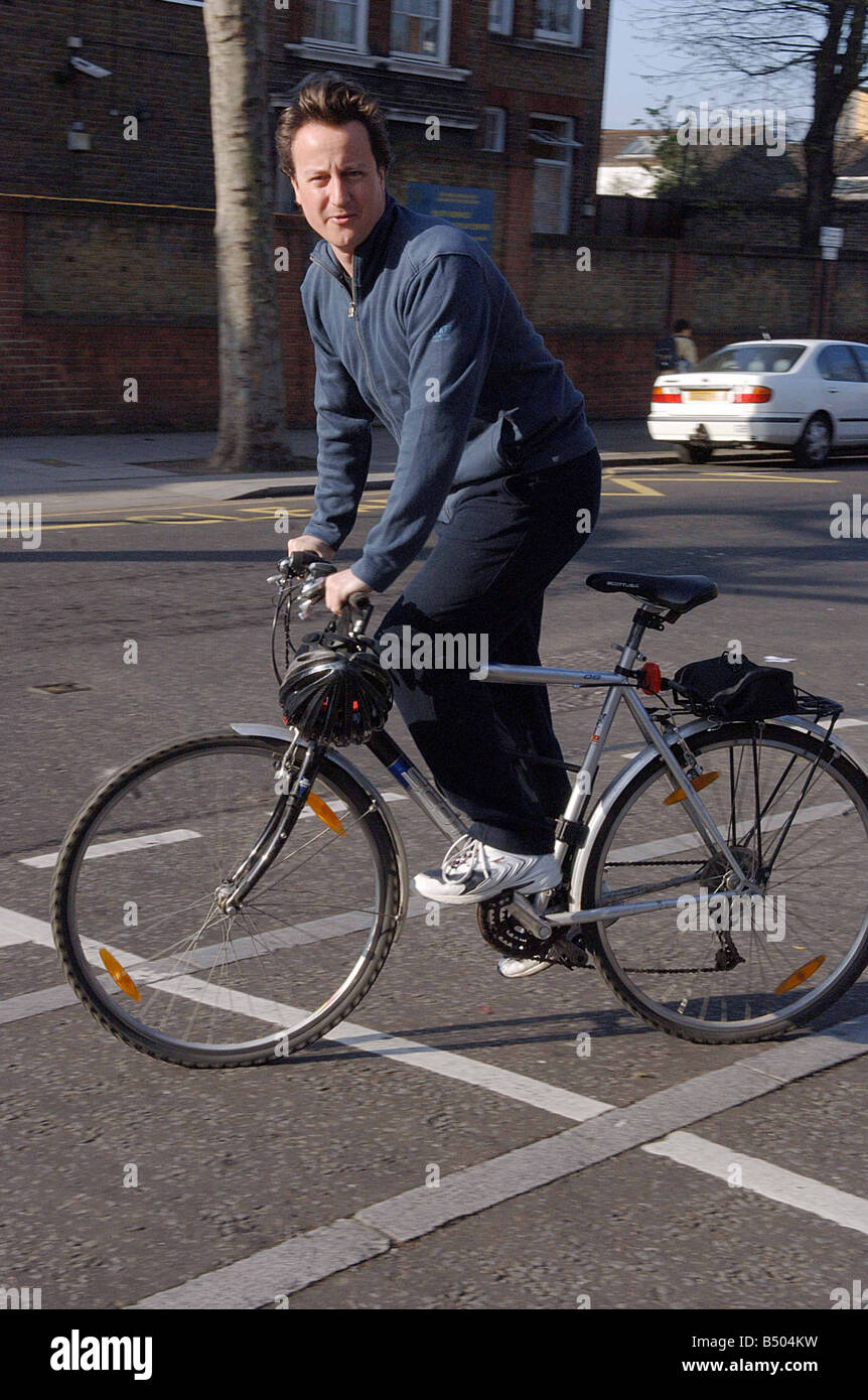 TORY FÜHRER DAVID CAMERON BLÄTTER SEINER HEIMAT IN NOTTING HILL, WEST LONDON BEI 08:00 VORMITTAG. BILD: ROWAN GRIFFITHS Stockfoto