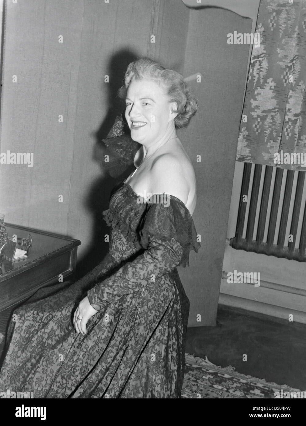 Sängerin Gracie Fields Dezember 1951 
 
 017985/2 Stockfoto Sängerin Gracie Fields Dezember 1951 
 
 017985/2 Stockfoto