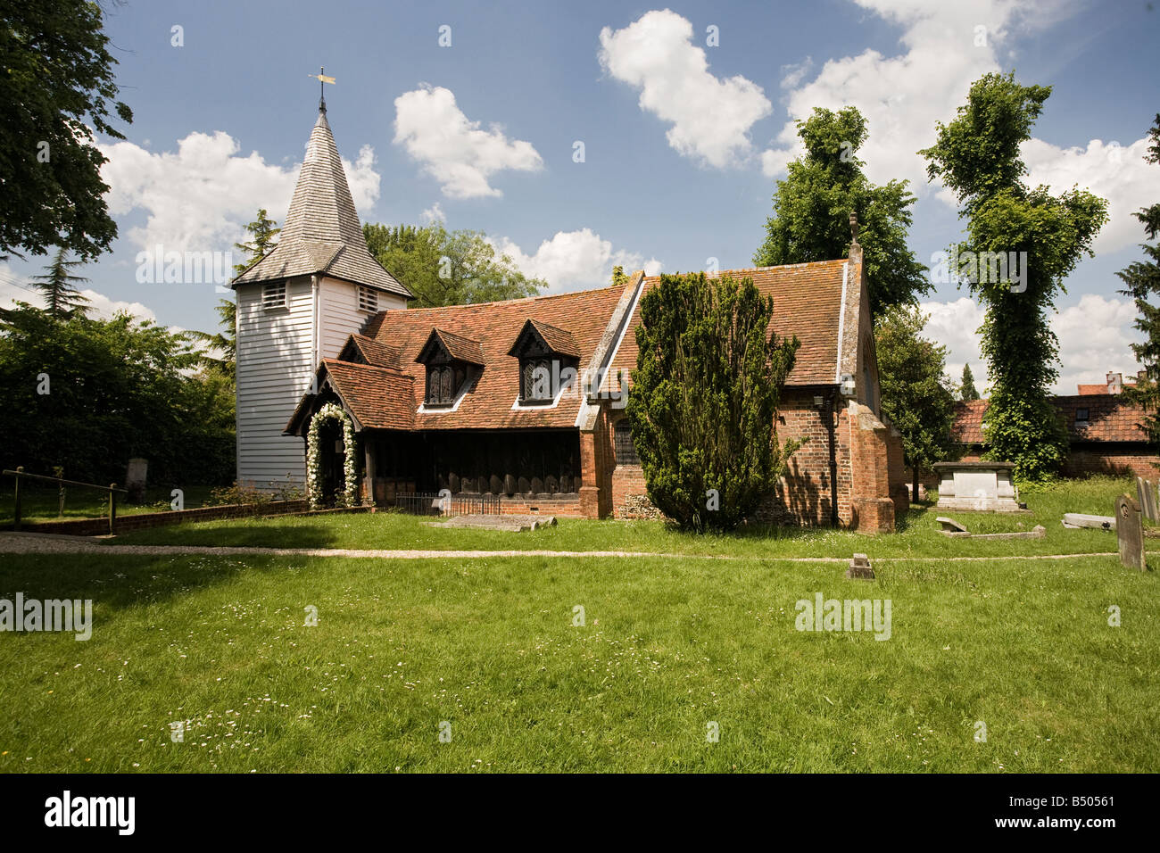 Greensted Kirche mit Bäumen im Kirchhof in Chipping Ongar, Essex, England. Stockfoto