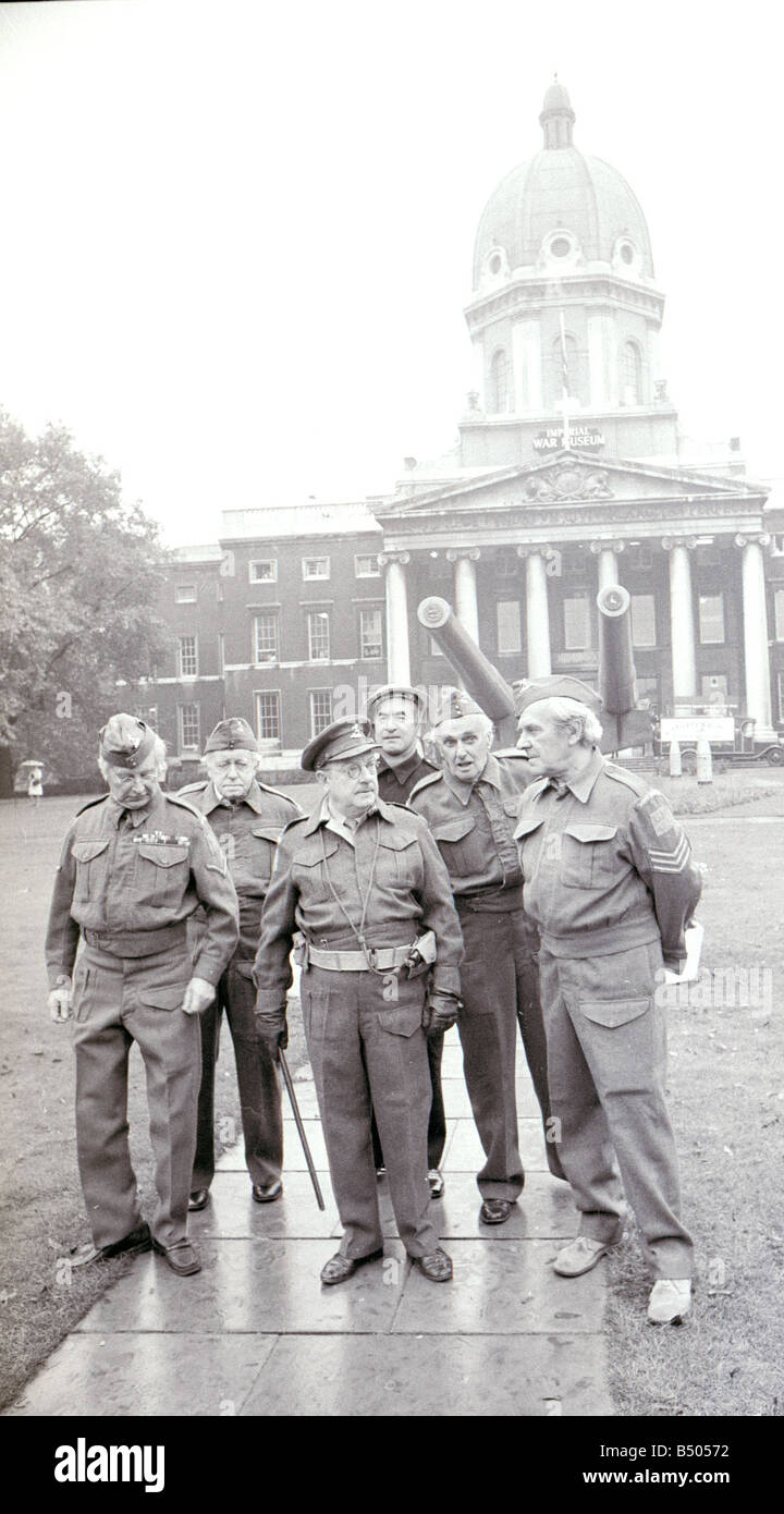 Besetzung von TV Programm Papas Armee im Kostüm für die Eröffnung des Imperial War Museum Ausstellung "The Real Papas Armee" Stockfoto