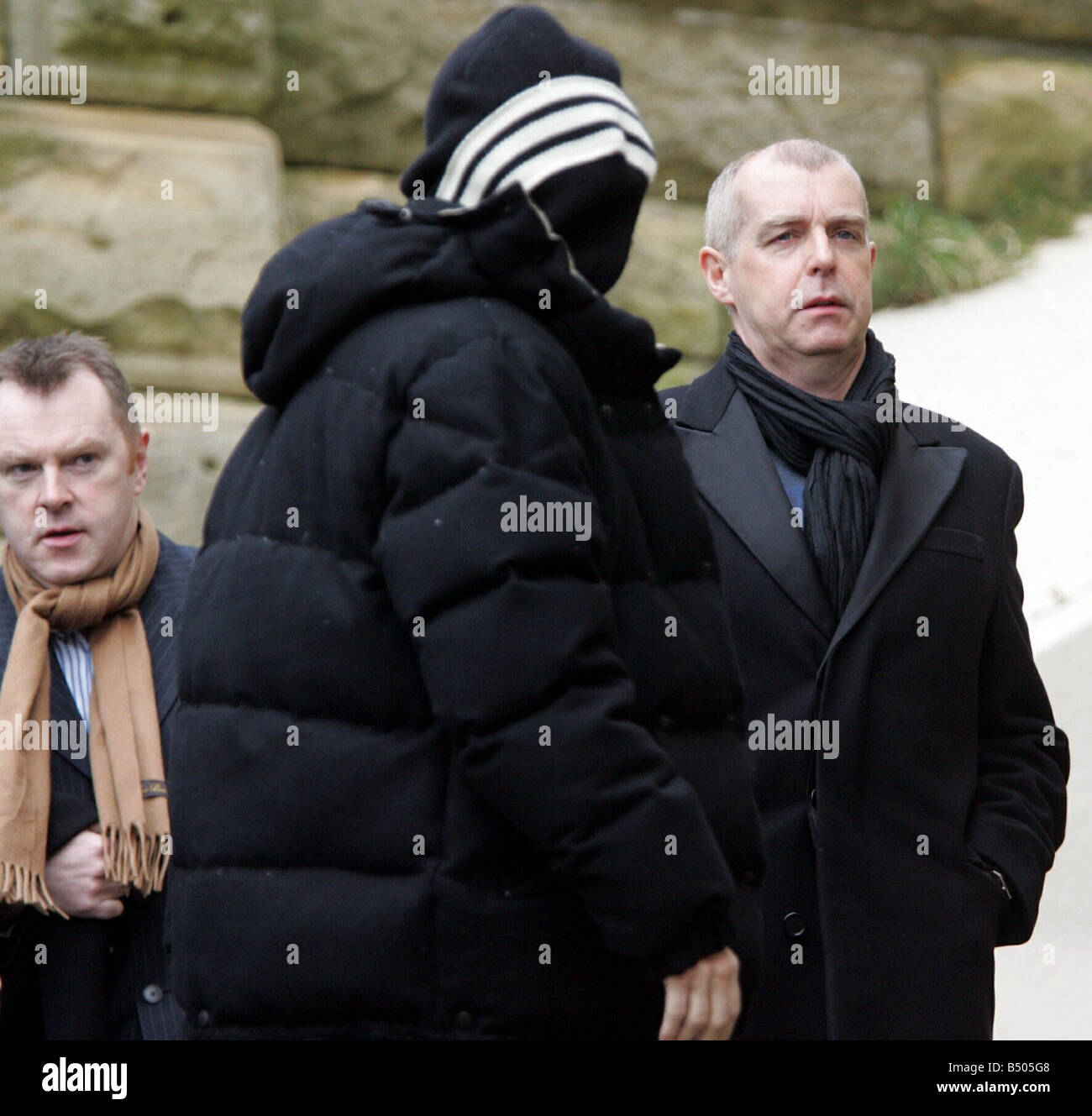 Die Pet Shop Boys sind für eine Pressekonferenz in Swan Hunter gehetzt, für ihre bevorstehende Konzert auf der Werft Keyboarder Chris Lowe seinen Kopf mit einem Tuch bedeckt Stockfoto