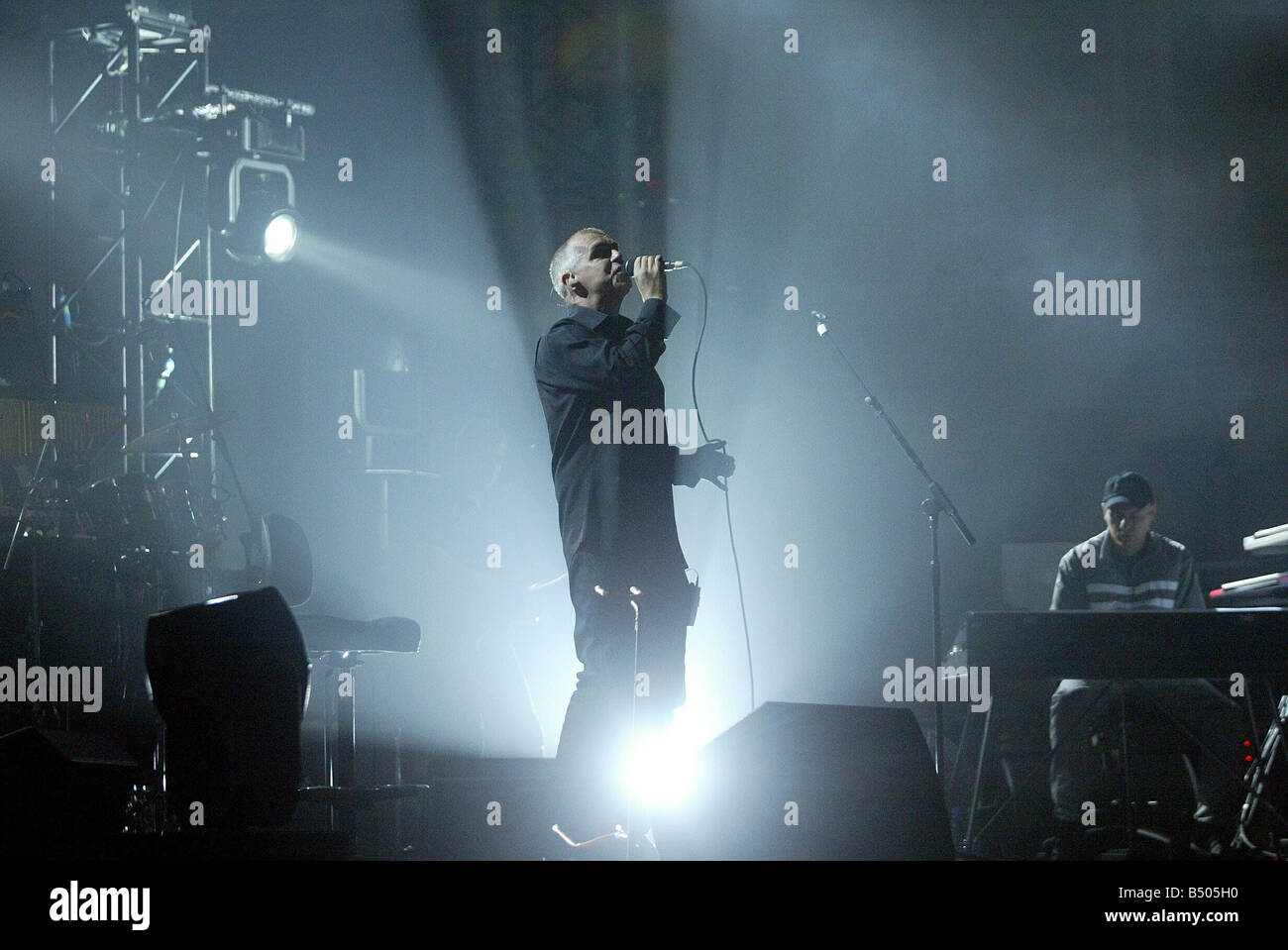 Neil Tennant und Chris Lowe von den Pet Shop Boys führen in Newcastle City Hall 14 07 02 Stockfoto