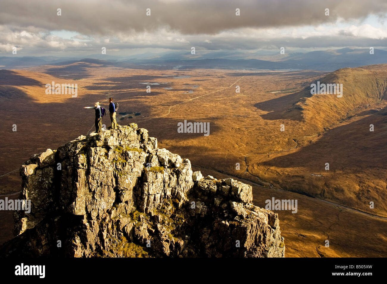 Wanderer an der Spitze der Buchaille Etive Mor, Blick über Ranoch Moor Stockfoto