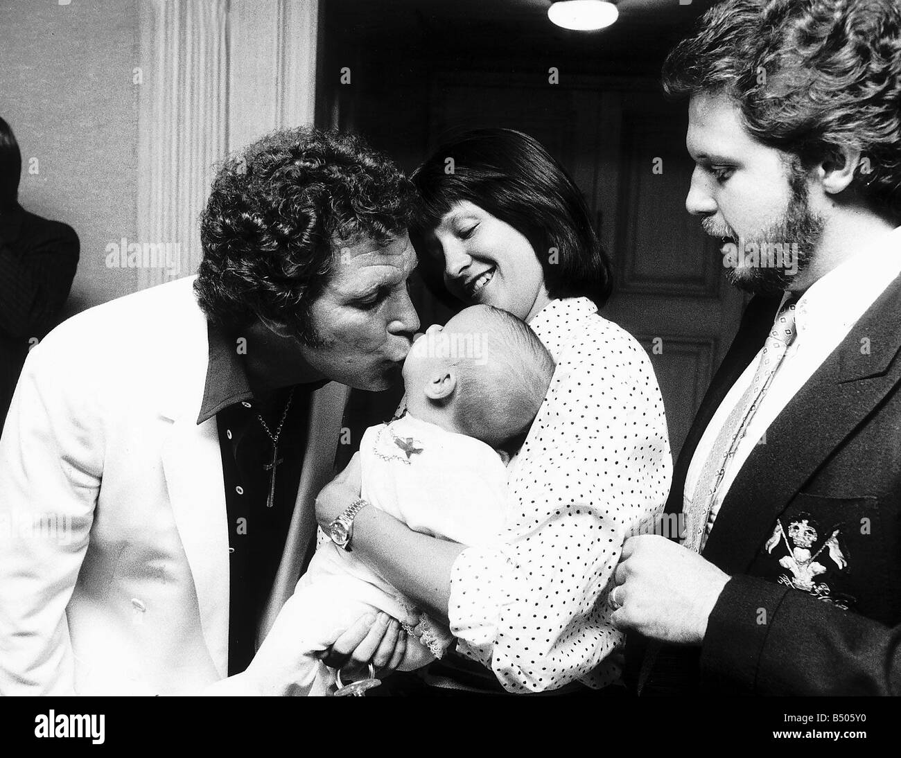 Tom Jones mit seinem Sohn Mark seine Schwiegertochter Donna und seinen großen Sohn Alexander in ihrem Hotel in London Stockfoto