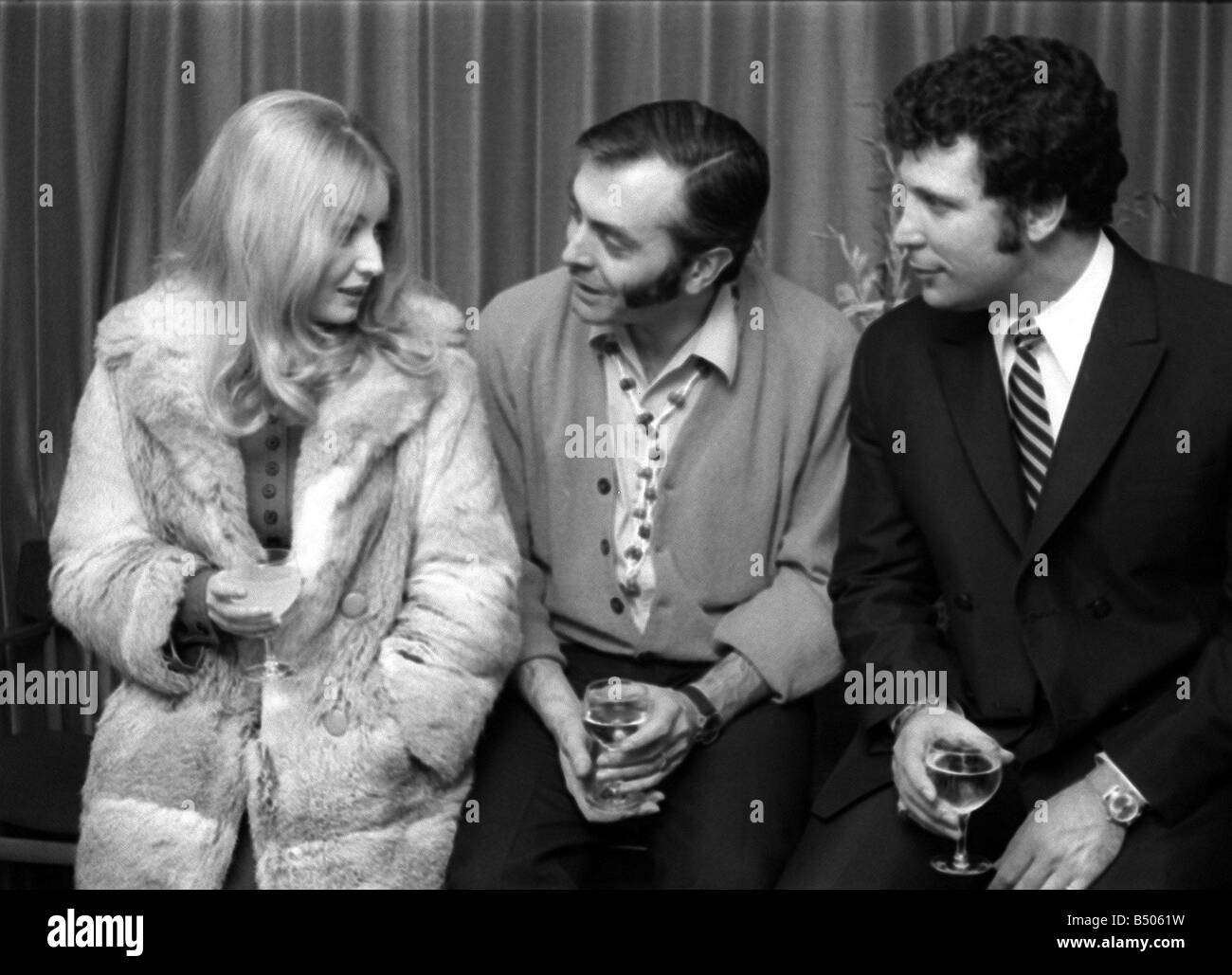 Tom Jones-Sänger Jan 1969 mit dem Produzenten John Scoffield und Sängerin Mary Hopkin nach der Show mit Getränken Stockfoto