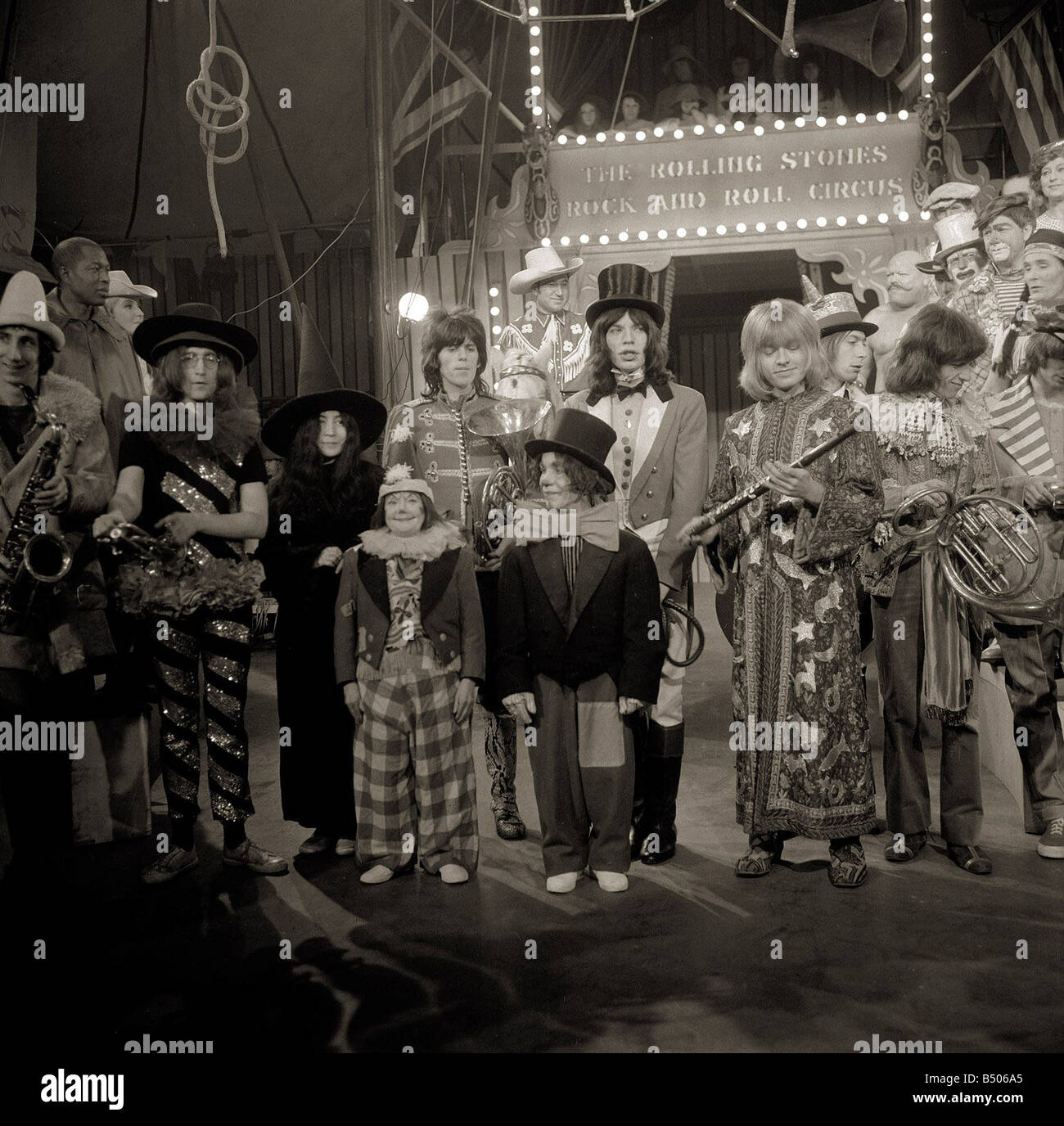 Die Rolling Stones im Dezember aufgenommen 1968 Bild nach der Aufnahme ihre Rock'n'Roll-Zirkus-Show in den Intertel Studios in Wembley London speziell für das Screening über Weihnachten Mick Jagger gekleidet als Zirkusdirektor John Lennon Yoko Ono Keith Richards Charlie Watts Brian Jones Bill Wyman Unterhaltung Musik Studio Gruppen Zirkus Darsteller der 1960er Jahre Stockfoto